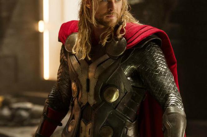 Thor: Ragnarok – nowe zdjęcia z planu! Siniaki, żarty, akcja i… zwariowany reżyser!