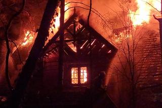 Drewniany dom stanął w płomieniach. Potworny pożar w Milanówku [ZDJĘCIA]