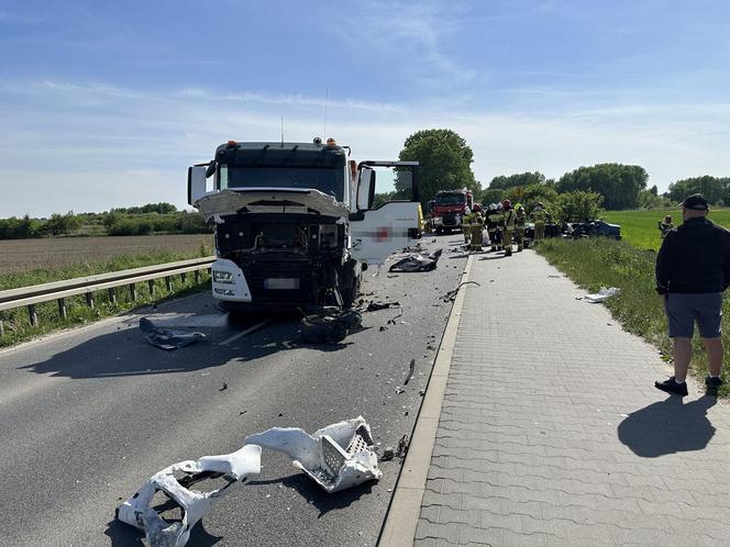 Potworny wypadek w Brwinowie. Czołowe zderzenie ciężarówki z BMW. Lekarze kilkadziesiąt minut walczyli o życie kierowcy