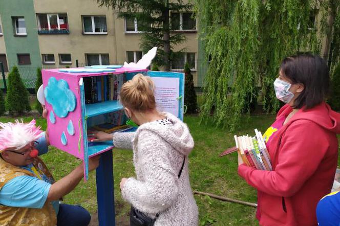 Plenerowa biblioteczka przed Centrum Pediatrii w Sosnowcu 