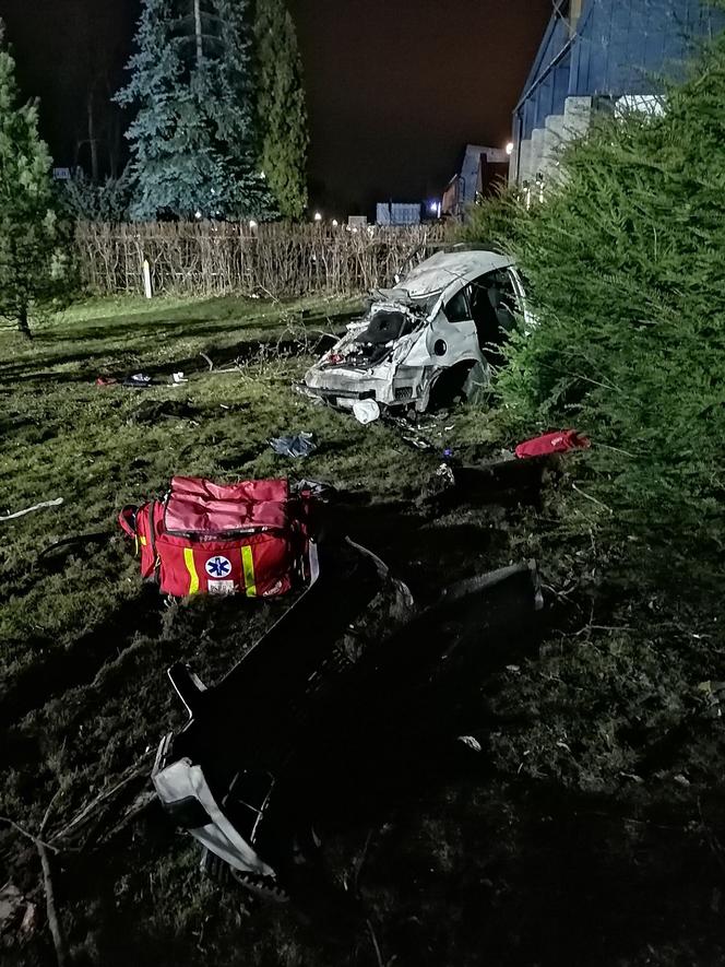 POWAŻNY WYPADEK w Nawojowej. Z samochodu  niewiele zostało. TRZY OSOBY w szpitalu