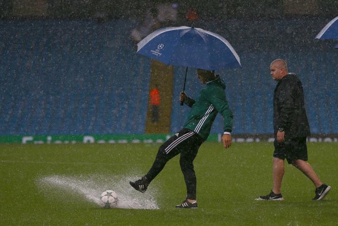 Manchester City - Borussia Moenchengladbach, zalane boisko