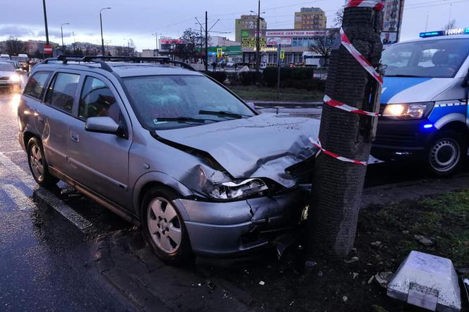 Samochód uderzył w latarnię. Mężczyzna trafił do szpitala