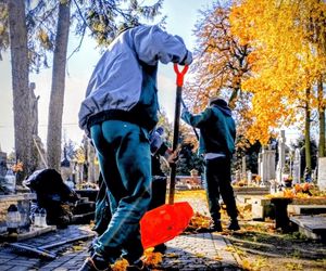 „Pamięć, szacunek, resocjalizacja” – więźniowie posprzątali na Cmentarzu Centralnym w Siedlcach