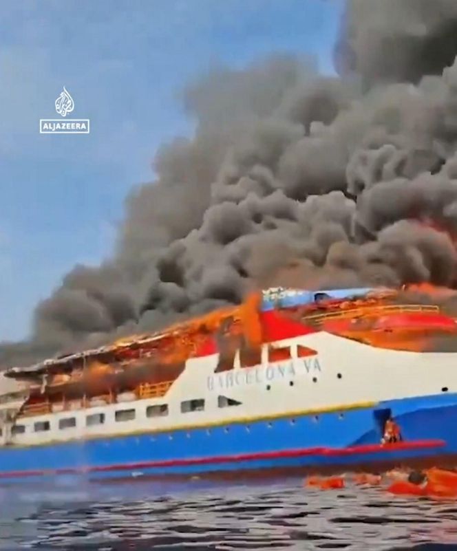 Pożar promu wycieczkowego. Ludzie skakali do wody, wszystko się nagrało! "Pomocy, płoniemy na morzu"