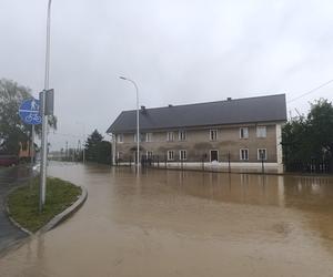 Zagrożenie powodziowe. Głuchołazy. Woda przelała się przez wały. Zalewa miasto