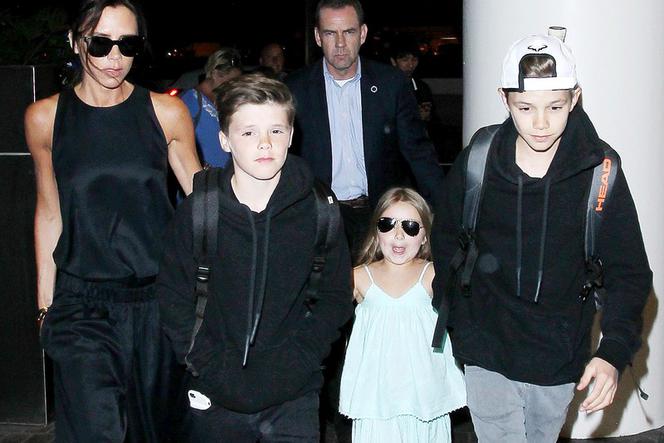 Victoria Beckham z dziećmi na lotnisku