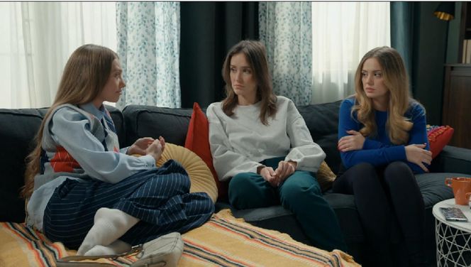 Barwy szczęścia, odcinek 3149. Ewa Poraj (Nicole Bogdanowicz), Madzia (Natalia Sierzputowska), Oliwka (Wiktoria Gąsiewska) 