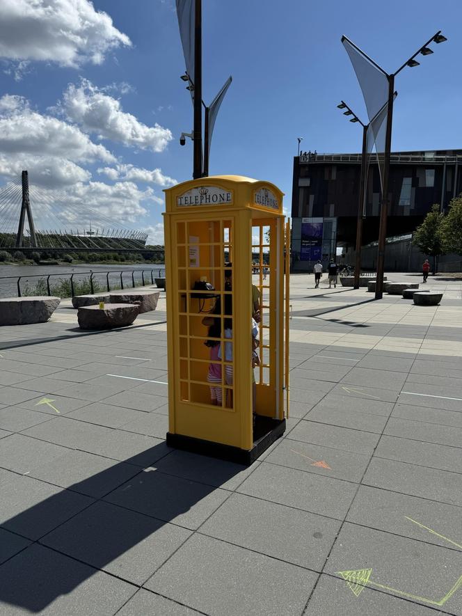 Żółta budka telefoniczna nad Wisłą