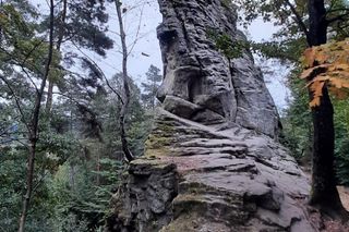 Ten głaz niósł sam diabeł. Poznaj historię Kamienia Leskiego