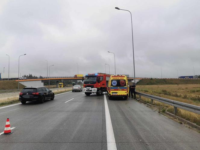 Śmiertelny wypadek na A1 pod Łodzią! Tir staranował dwie osobówki na pasie awaryjnym