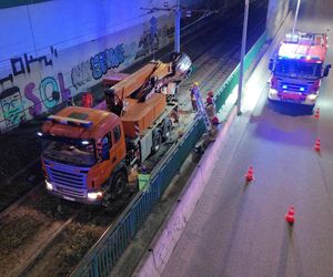 Auto spadło z kilku metrów na tory tramwajowe w Warszawie