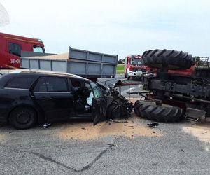 Poważny wypadek na DK 74 pod Piotrkowem. Kierowca ciągnika huknął w toyotę