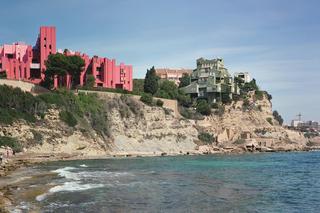 Ikony postmodernizmu: Muralla Roja projektu Ricardo Bofilla