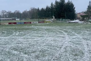 Służyło dzieciakom i dorosłym. Ktoś driftował po boisku Korony Wilkowice koło Leszna [ZDJĘCIA]