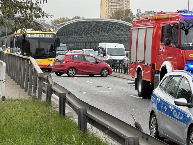 Wypadek na S8 w Warszawie, są ranni. Samochód dachował