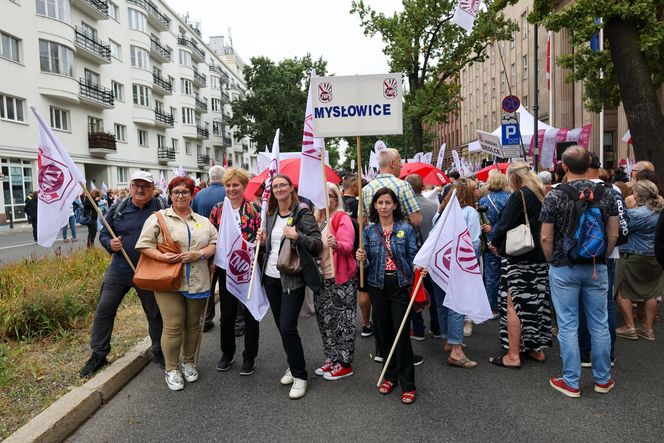 Protest ZNP przed Ministerstwem Edukacji