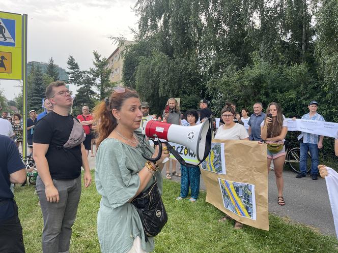 Protest mieszkańców przeciwko wycince drzew pod budowę linii tramwajowej do Mistrzejowic.