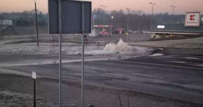 Gejzer wody zalał ulice. W Piekarach Śląskich tworzą się gigantyczne korki