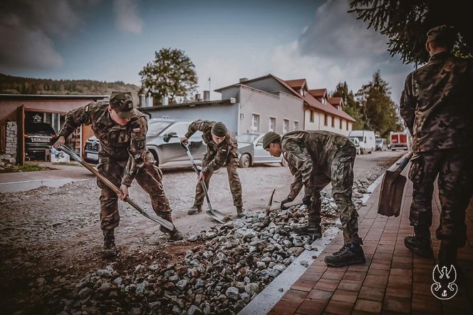 Zołnierze 2 LBOT pomaga usuwać skutki powodzi w Stroniu Śląskim.