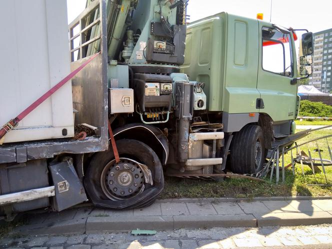 Tramwaj zderzył się z ciężarówką. Ranni pasażerowie i motorniczy!