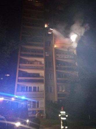 Kraków. Pożar w bloku na ul. Jasińskiego. Ewakuowano 10 osób [ZDJĘCIA]