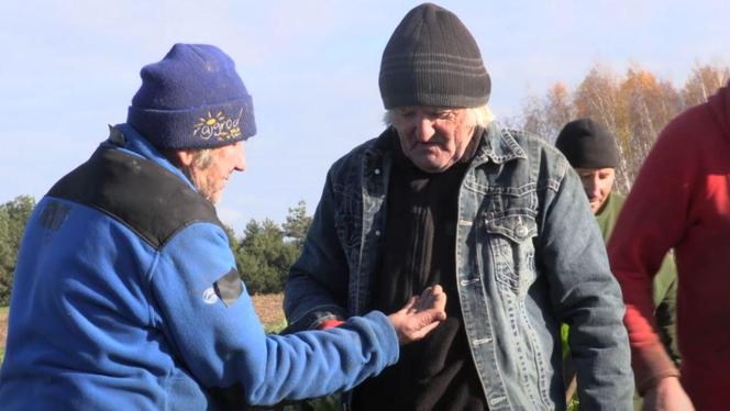 Rolnicy. Podlasie. Gienek próbuje wyciągnąć rzepkę z ziemi. Siłuje się jak w wierszu Tuwima