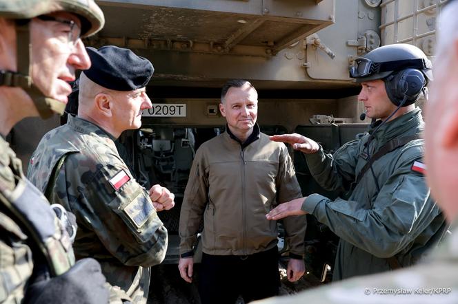 Prezydent Andrzej Duda na ćwiczeniach z żołnierzami w Ustce