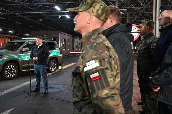 Terespol. Konferencja prasowa ministra Marcina Kierwińskiego.