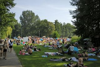 Długi sierpniowy weekend na plaży w Osiecznej
