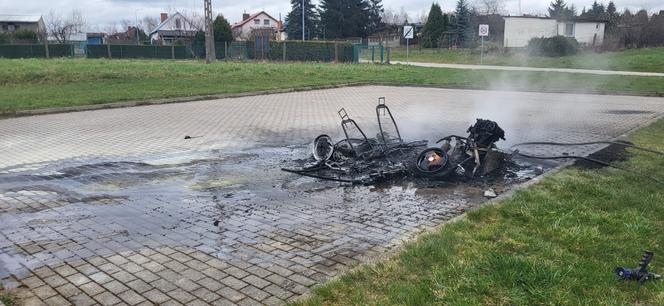 Małe autko spłonęło doszczętnie. W Osiecznej spalił się czterokołowiec