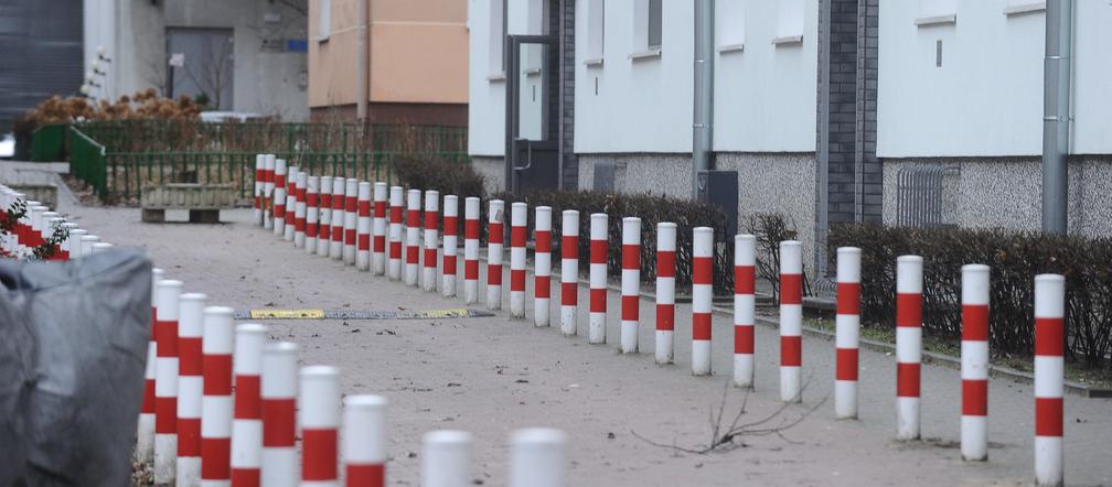 Słupki i znaki zakazu zalały osiedle. Drogowy absurd w Śródmieściu