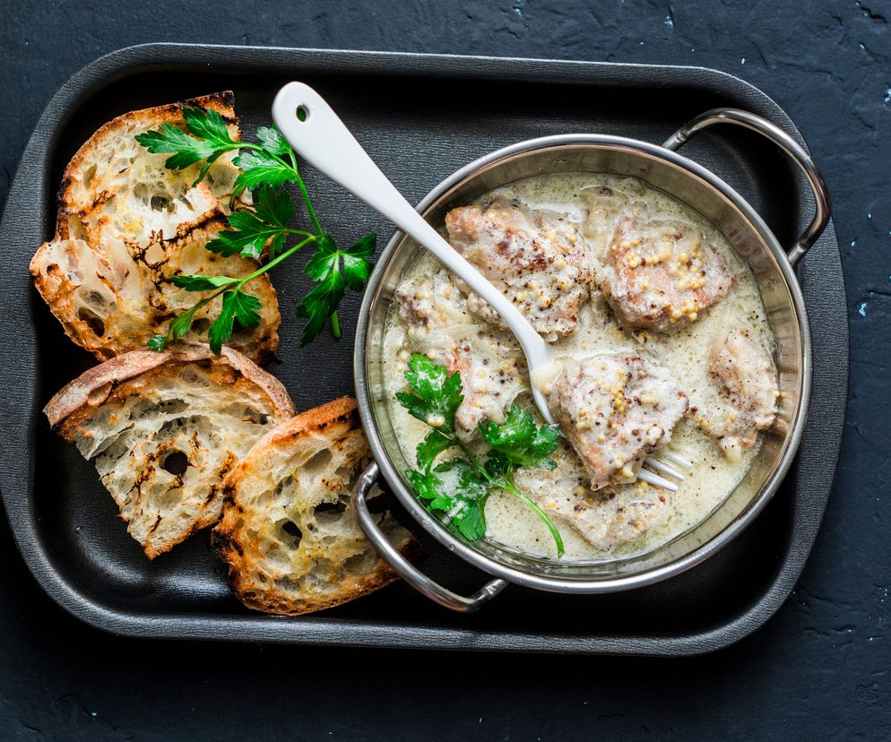 Medaliony z polędwiczki w sosie śmietanowo-musztardowym: łatwy pomysł na obiad