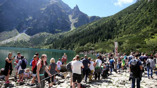 Turyści tłumnie odwiedzają Morskie Oko! Wszystkie miejsca parkingowe wyprzedane