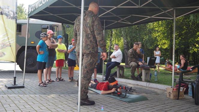 Kopiec Wyzwolenia w Piekarach Śląskich pełen sprzętu wojskowego. Piknik militarny z okazji Święta Wojska Polskiego