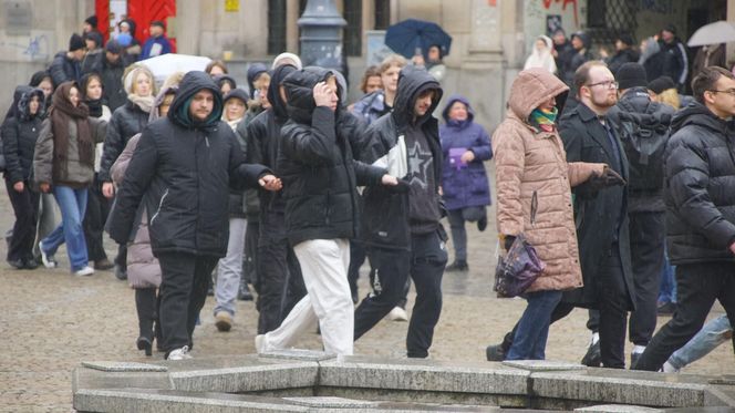 Polonez dla Fredry 2025 we Wrocławiu. Maturzyści zatańczyli na Rynku [ZDJĘCIA]