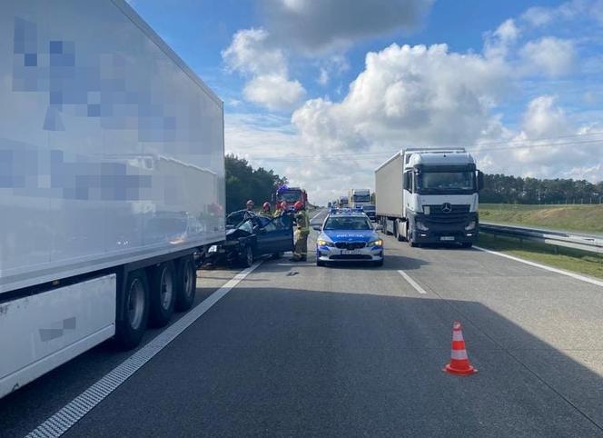 BMW zderzyło się z tirem na autostradzie A2