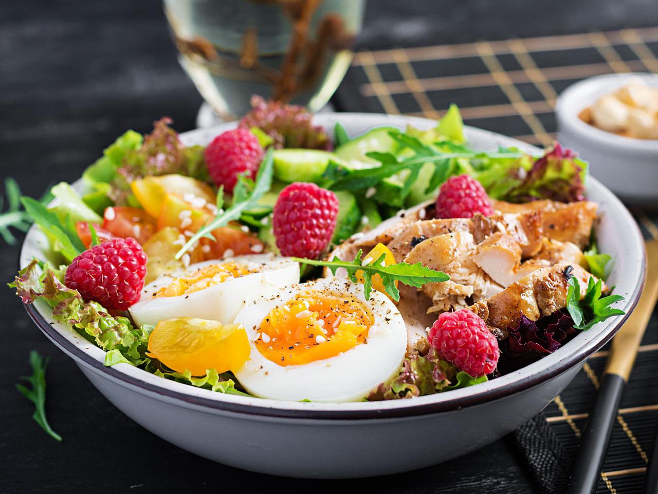 Mięsna sałatka z warzywami - sycąca dawka witamin, idealna na lunch lub kolację