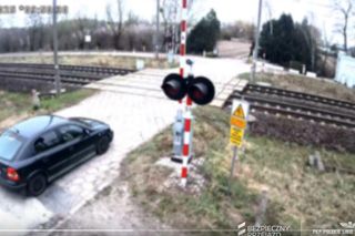 O krok od tragedii. Samochód zepsuł się im na przejeździe. LIczyły się sekundy