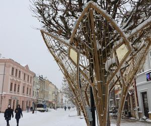 Świąteczne iluminacje zaczynają ozdabiać centrum Lublina
