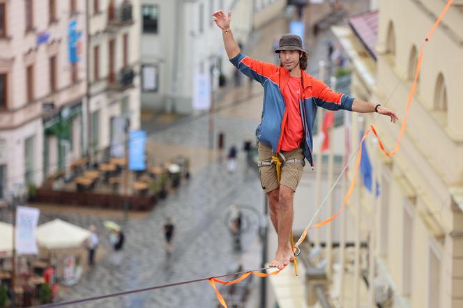   Urban Highline Festival 2023 w Lublinie. Slacklinerzy robią cuda na linach!