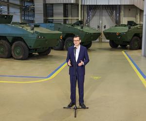 Premier Mateusz Morawiecki w zakładach produkujących rosomaki