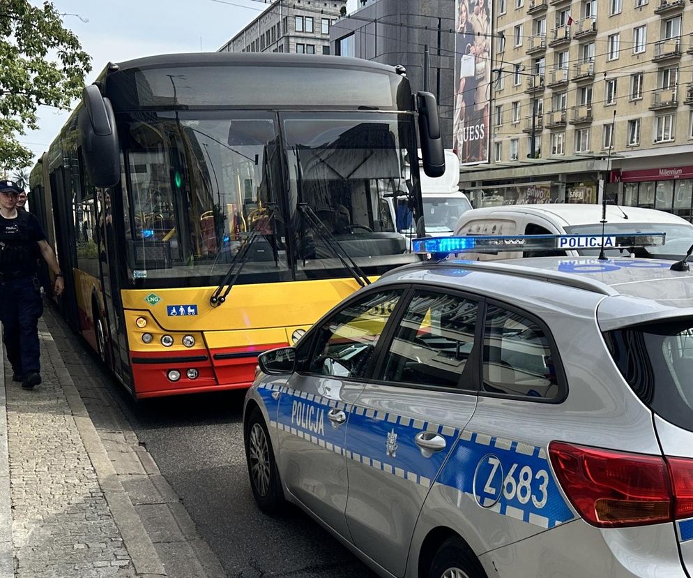 56-latek wsiadł do autobusu na Alejach Jerozolimskich i zmarł. Zasłabł i osunął się z siedzenia na podłogęt