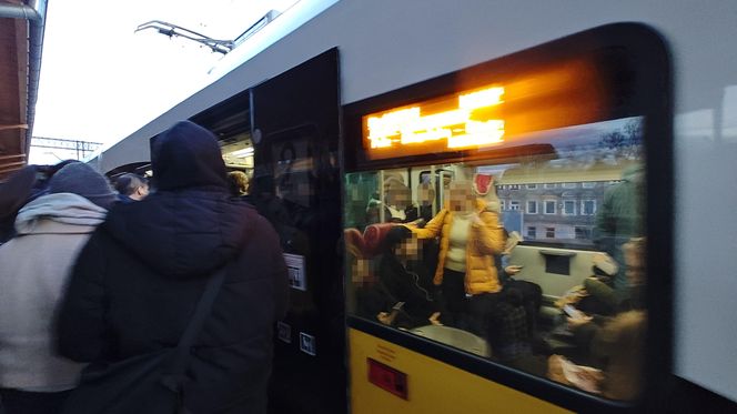 Kolejowy koszmar we Wrocławiu. "Ludzie wiszą na drzwiach, podróżujemy jak sardynki" 