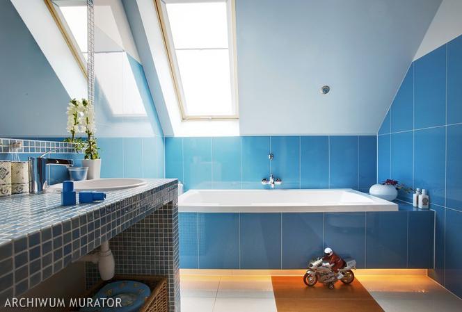 Niebieskie płytki wielkoformatowe w łazience