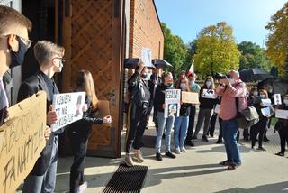 Protest pod kościołem św. Antoniego w Lesznie