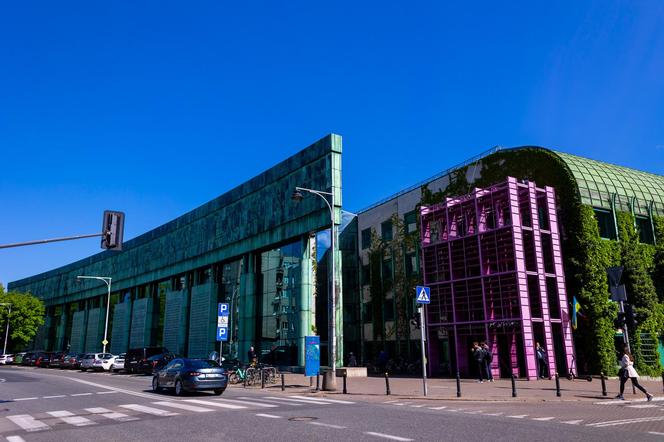 Biblioteka Uniwersytecka w Warszawie - zdjęcia. Zobacz postmodernistyczną ikonę, którą kiedyś uznawano za kicz