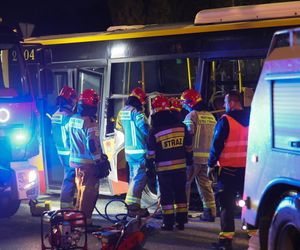 Wypadek z udziałem autobusu i ciężarówki w Warszawie (23.10.2025)