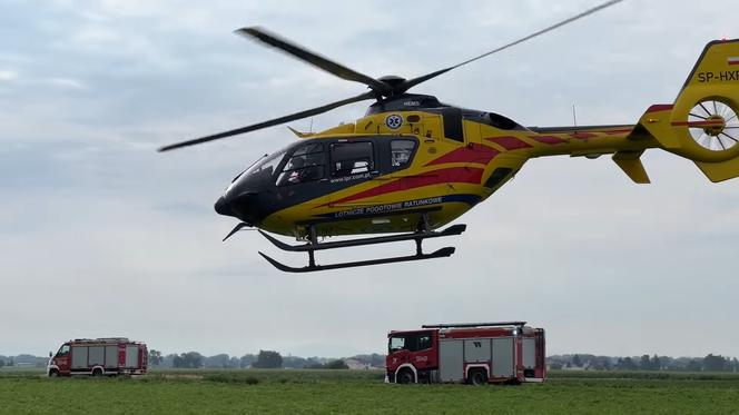 Wypadek na przejeździe kolejowym w Roszkowie. Dostawczak wjechał pod pociąg 