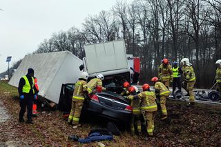 Wypadek w woj. lubelskim. Osobówka zderzyła się czołowo z ciężarówką